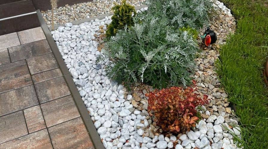 Plastový neviditelný obrubník kolem záhonu